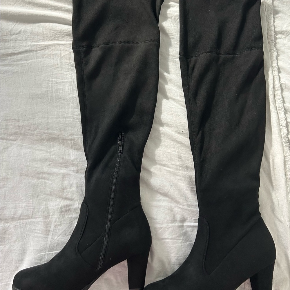 Elegant Black Over the Knee Boots - Picture 2 of 3